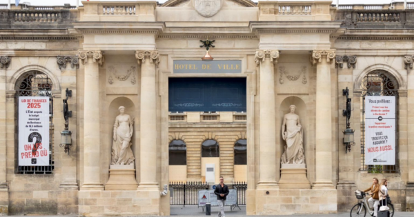 Despite the threat of legal action, the mayor of Bordeaux refuses to remove his posters against “budget cuts”.