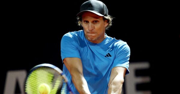 video: ex-footballer Diego Forlan’s astonishing points in his first tennis match