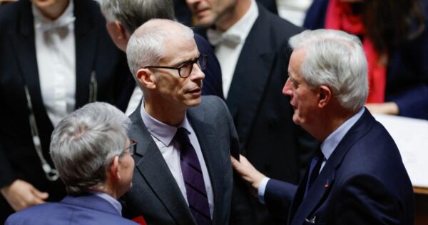 In the face of anger, the Macronists struggle to direct lightning towards the “Barnier lightning rod”.