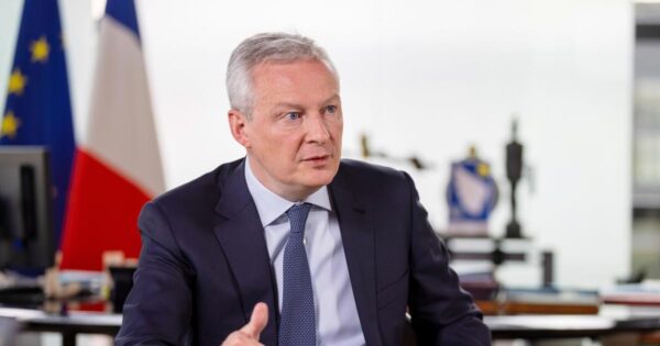 how Bruno Le Maire defends himself by going easy on Emmanuel Macron