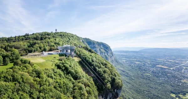 l’Équerre d’argent 2024 awards a cable car station, a tribute to context, efficiency and beauty