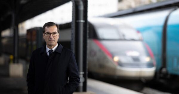 SNCF boss calls on railway workers to “stay on the side of the French”.