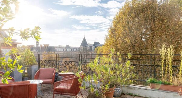 Will this unexpected property in the heart of Neuilly, priced at 20,000 euros/m², find a buyer?