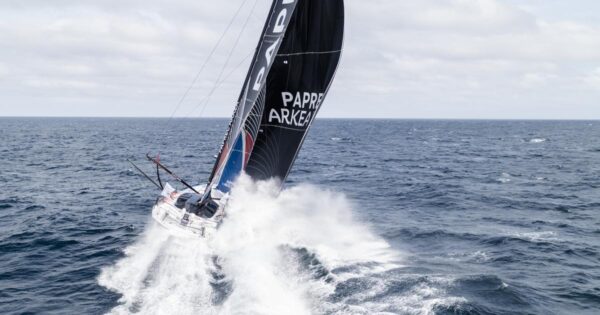 “Ça bombarde!” (It’s bombing!), striking images of Richomme sailing at 30 knots