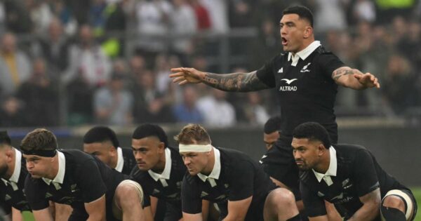 former England international Jason Leonard defends the Haka