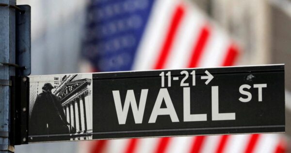 Wall Street ends mixed, reassured by inflation figures